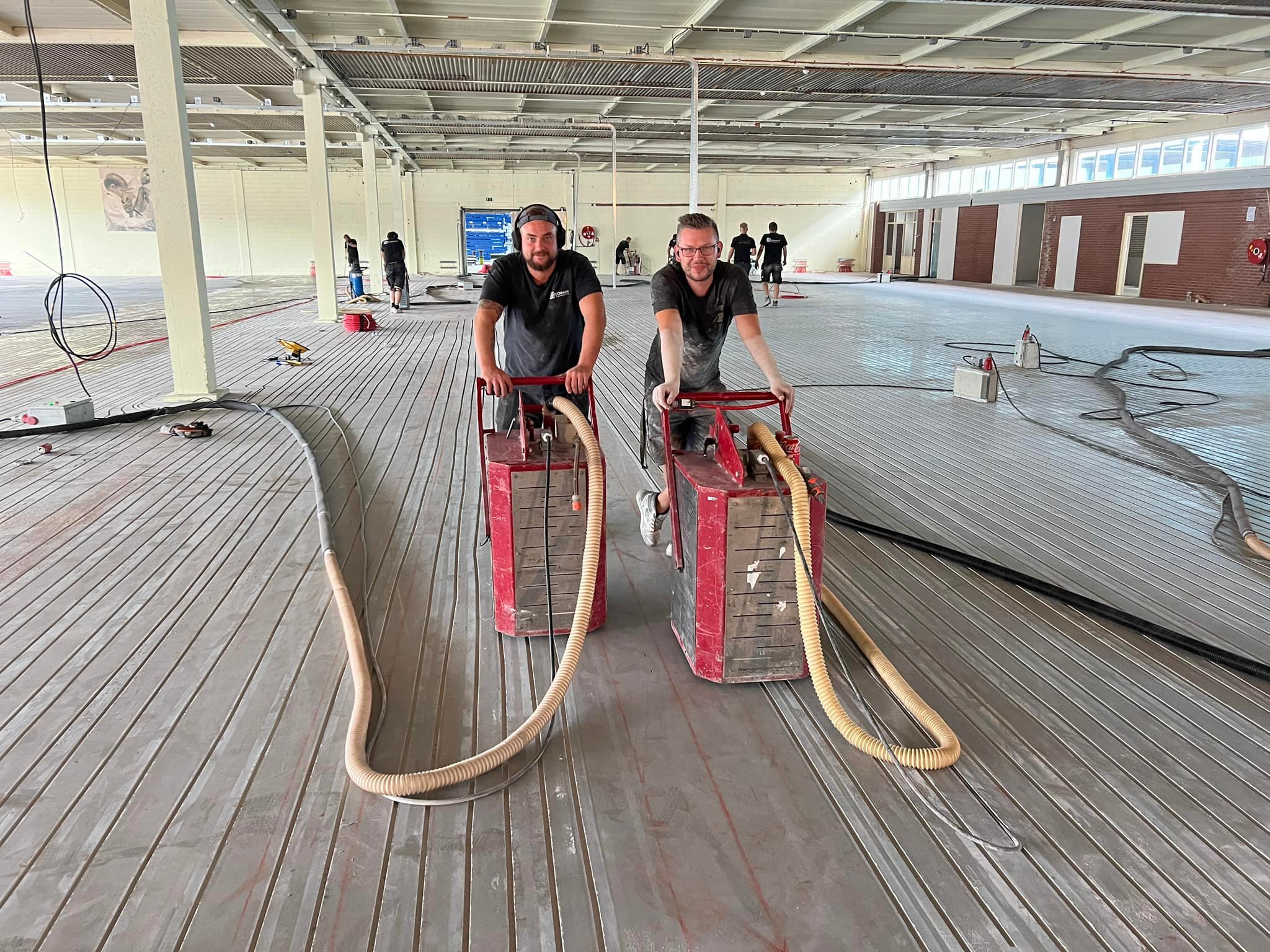 Monteurs frezen beton groot bedrijfspand Vloerverwarming Ecotherm Groningen