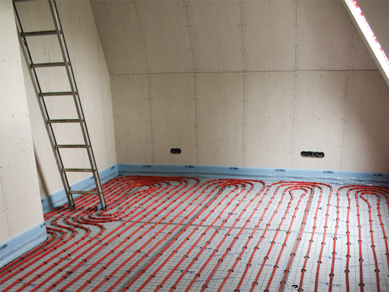 Vloerverwarmingsbuizen op taekerplaat Natbouw Ecotherm Vloerverwarming