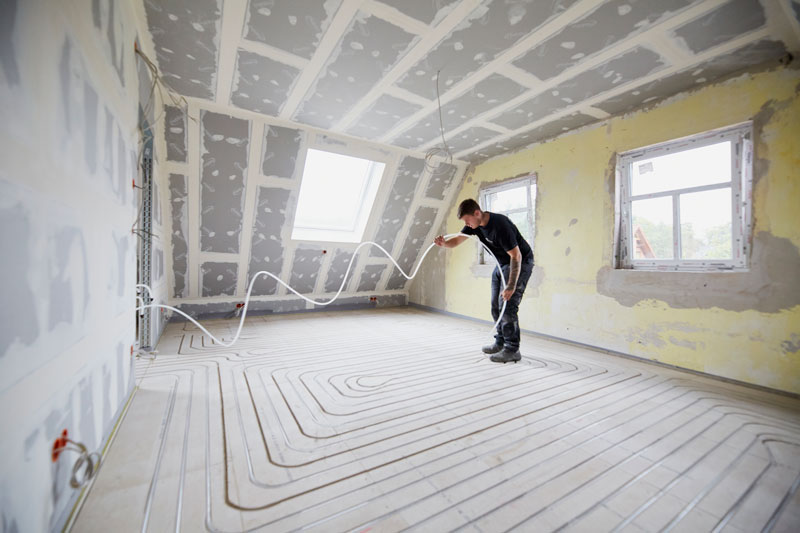 Installeren van de vloerverwarmingsbuizen Ecotherm Vloerverwarming