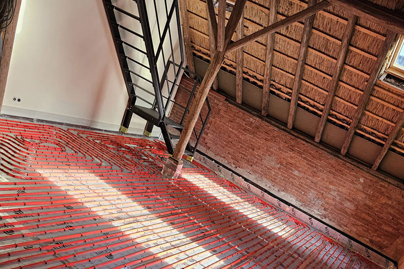 Natbouw vloerverwarming op tackerplaat Ecotherm Vloerverwarming